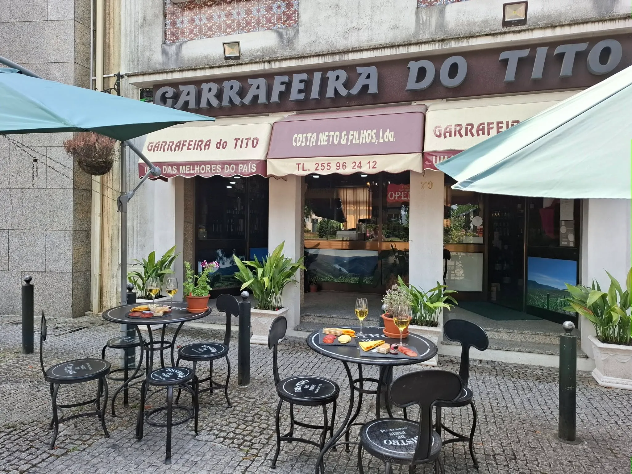 Montra e esplanada da Garrafeira do Tito, em Paços de Ferreira