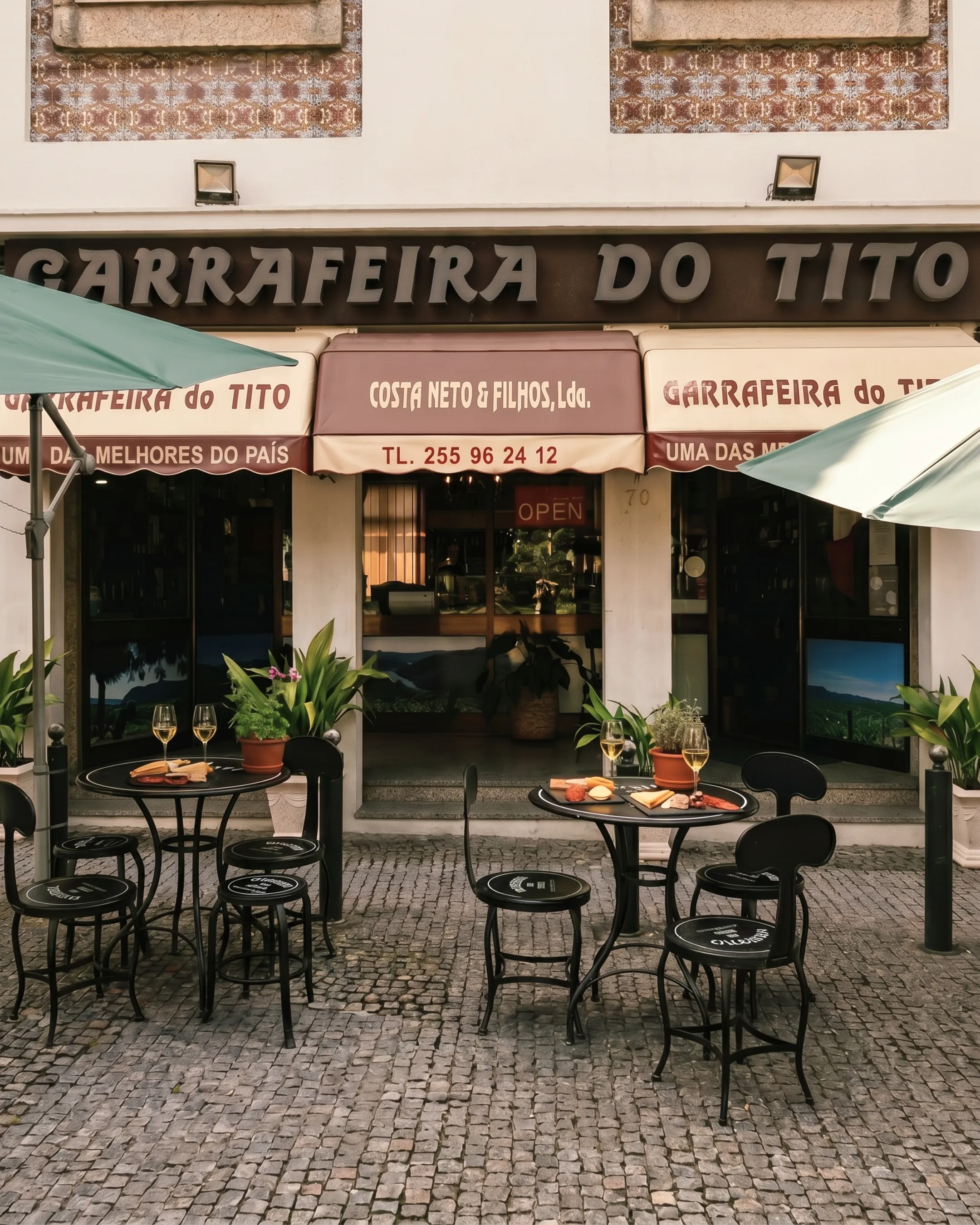 Fachada da Garrafeira do Tito com esplanada